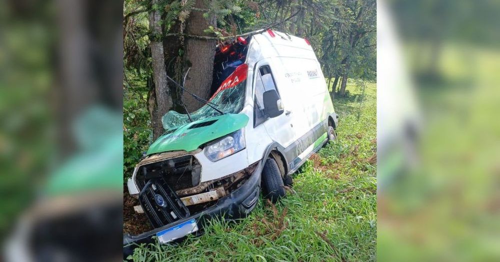 Acidente na BR-476 envolve ambulância da Secretaria de Saúde de Clevelândia