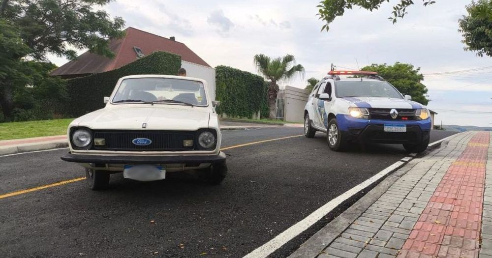 Clássico Corcel 1974 furtado no Centro de Irati é encontrado abandonado