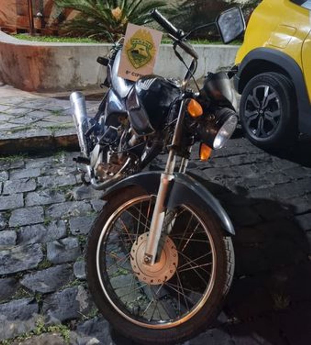 Em Irati, polícia recupera moto furtada de São Mateus 