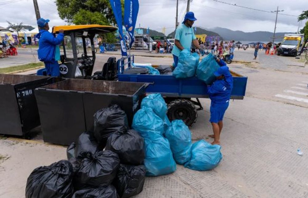 Mais de 6 toneladas de lixo são retiradas por dia das praias, diz Sanepar