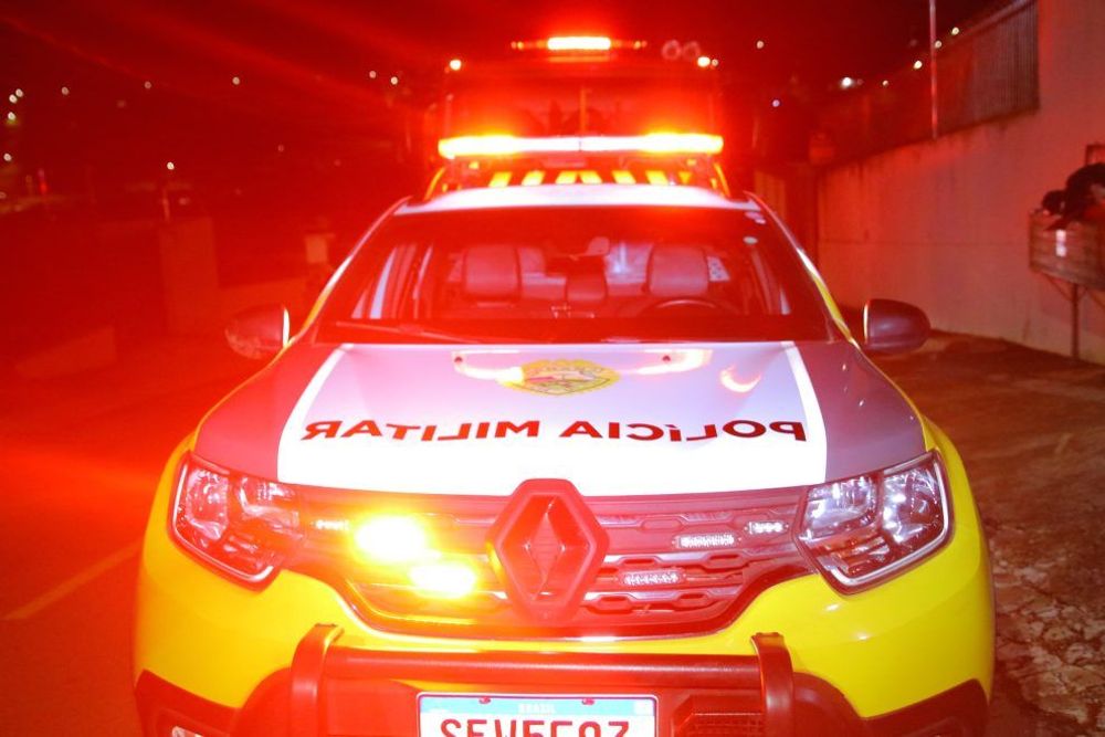 Motociclista foge de bloqueio policial e mulher esconde moto em residência em Irati