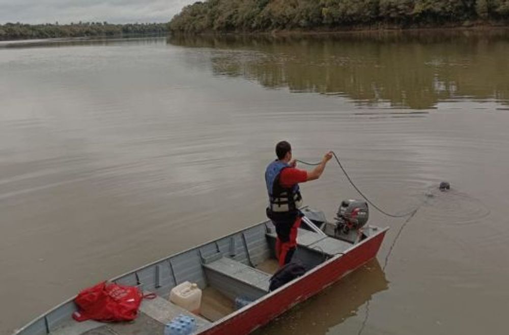 Homem morre após escorregar e cair em rio com criança no colo no Paraná