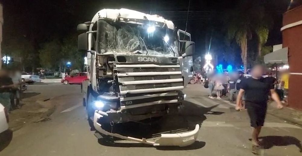 Motorista embriagado é preso após caminhão atingir bar no centro de Rebouças