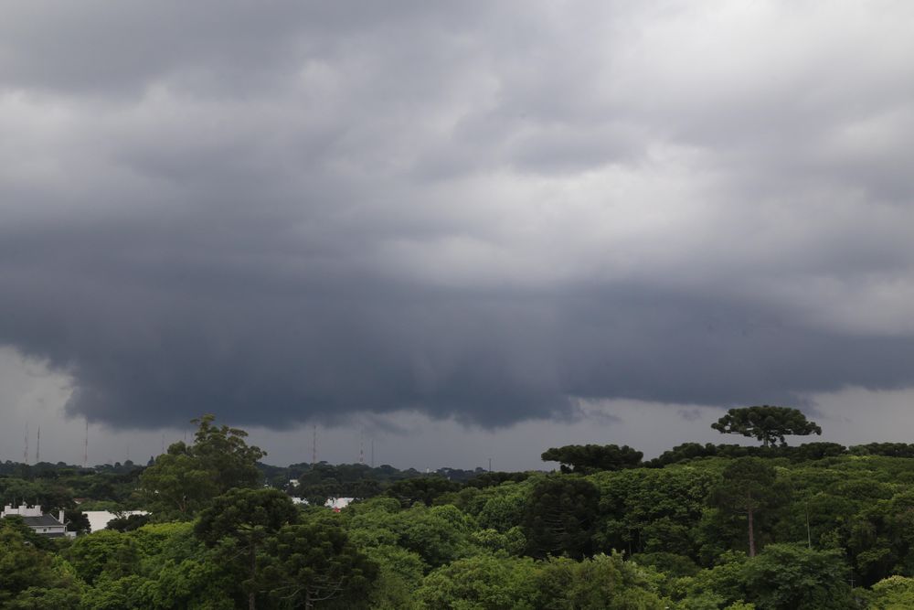 Nova frente fria avança e traz chuva de volta ao Paraná nesta quarta