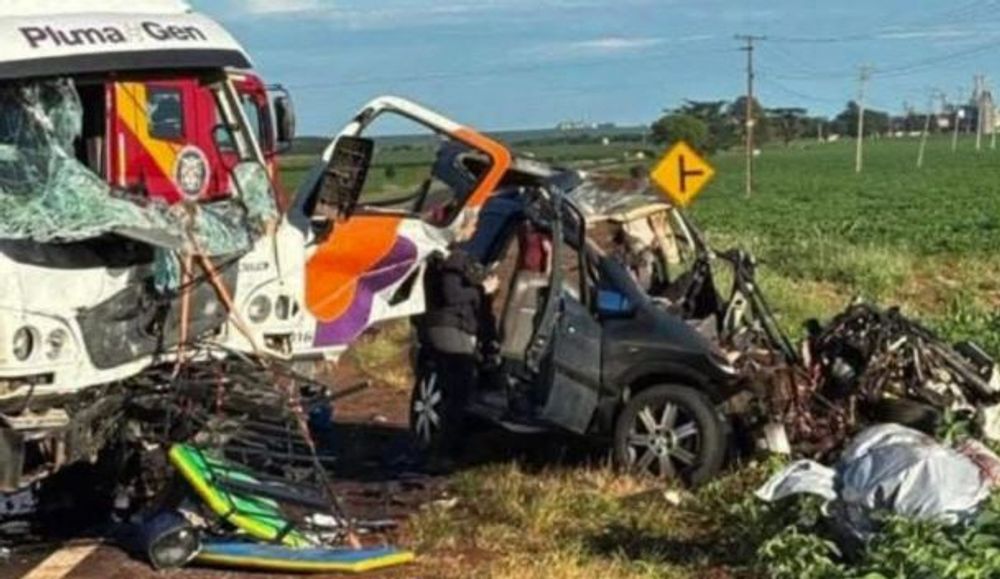 Grave acidente entre carro e caminhão mata família inteira em rodovia do Paraná