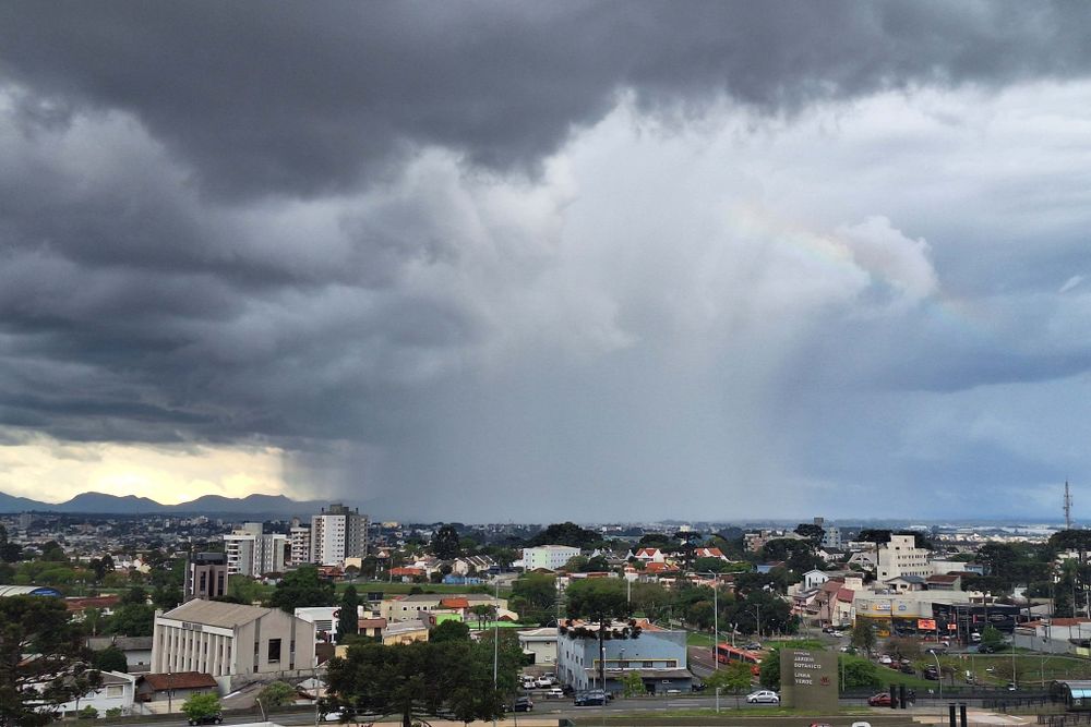 Volume de chuva em outubro já ultrapassou a média do mês em quatro estações do Simepar